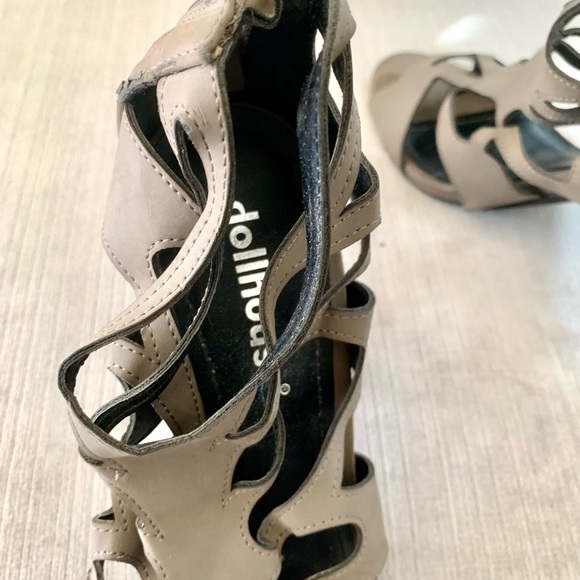 ❌❌❌SOLD❌❌❌Gorgeous gray cutout sandals size 8 🎉🎉🥰🥰 - Picture 3 of 9